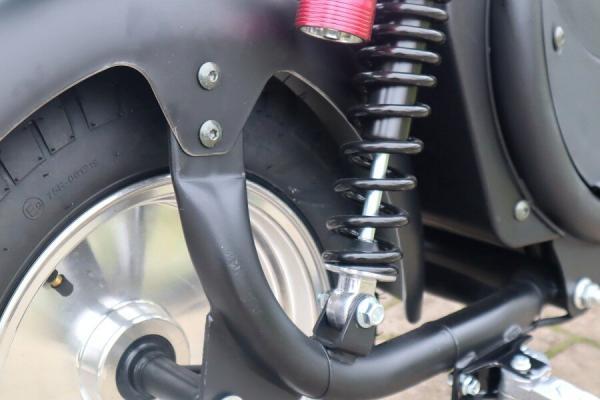 elektro_motorrad_scooter_coco_bike_cp5.1_mit_60v_20a_akku-schwarz-15-600x400[1].jpg